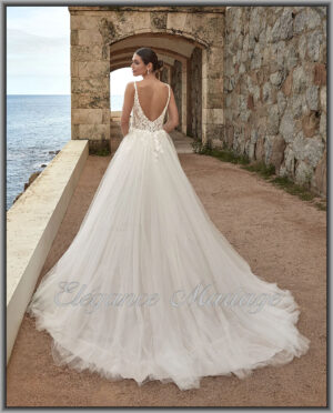 Aster robe de mariée bohème en tulle avec grand dos ouvert et longue traîne