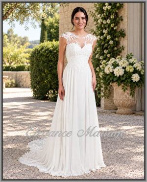 Robe de mariée IDEALE avec longue traîne ornée de dentelle