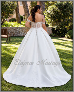 Dos en dentelle de la robe de mariée princesse IDYLLE