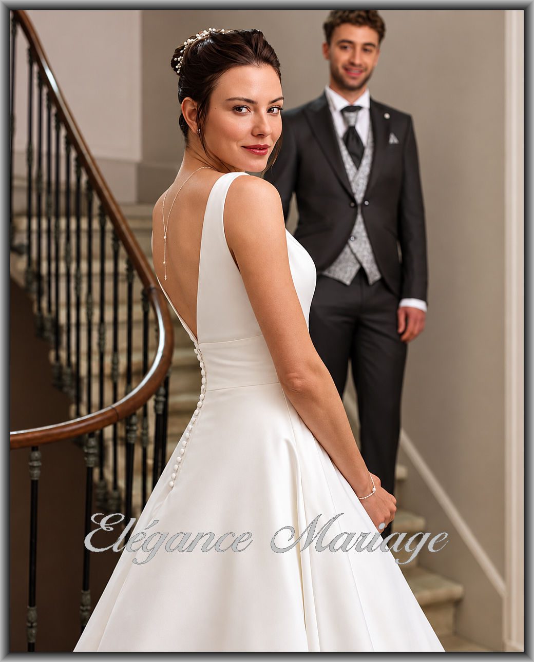 Iloé robe de mariée en satin avec dos en V et boutons