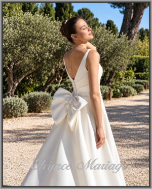 INSOLITE robe de mariée avec grand nœud amovible dans le dos