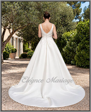 INSOLITE robe de mariée sobre chic avec traîne