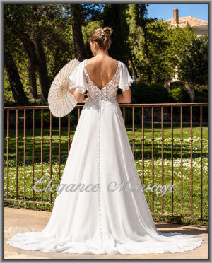 Intuition robe de mariée avec dos en V, boutons et traîne