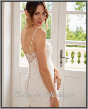 Robe de mariée sirène avec longue traîne travaillée en dentelle